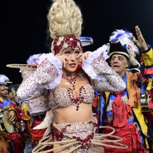 Lívia Andrade chorou na concentração do desfile da Império de Casa Verde