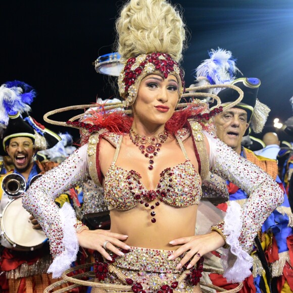 Lívia Andrade desfilou como madrinha da Império de Casa Verde, em São Paulo, no sábado, 10 de fevereiro de 2018
