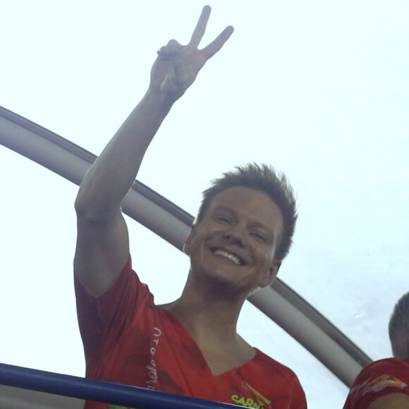 'Segunda noite de Carnaval aqui no Rio de Janeiro. Nós estamos no terceiro ano consecutivo que tocamos no Camarote Guanabara, galera sensacional, pessoal animado demais, o bicho vai pegar', disse Michel Teló antes de subir ao palco e agitar os foliões