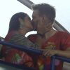 Michel Teló e Thais Fersoza trocam beijos no Camarote Guanabara na madrugada deste domingo, 11 de fevereiro de 2018