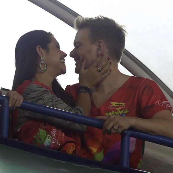 Michel Teló e Thais Fersoza trocam beijos no Camarote Guanabara, na Marquês de Sapucaí, no Rio de Janeiro, na madrugada deste domingo, 11 de fevereiro de 2018
