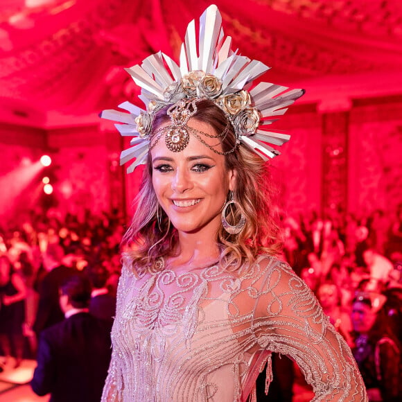 Com vestido Fabiana Milazzo, Juliana Silveira incrementou o look com um poderoso adereço de cabeça Graciella Starling para o Baile do Copa, realizado no hotel Belmond Copacabana Palace, na Zona Sul do Rio de Janeiro, neste sábado, 10 de fevereiro de 2018