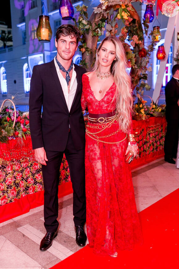 Com o namorado, Evandro Soldati, a modelo Yasmin Brunet exibiu os longos fios soltos no Baile do Copa, realizado no hotel Belmond Copacabana Palace, na Zona Sul do Rio de Janeiro, neste sábado, 10 de fevereiro de 2018