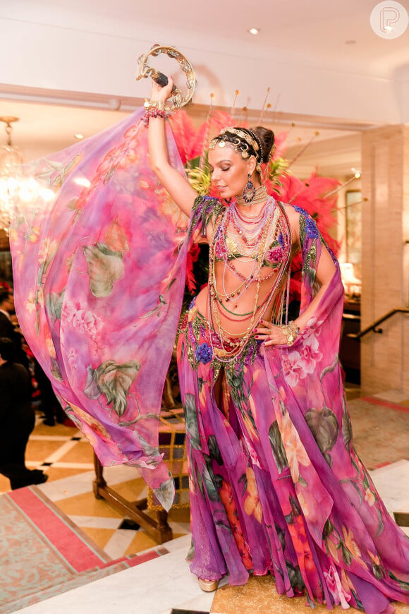 Rainha do Baile do Copa 2018, Isis Valverde vestiu Rosa Chá na tradicional festa, realizada no hotel Belmond Copacabana Palace, na Zona Sul do Rio de Janeiro, neste sábado, 10 de fevereiro de 2018
