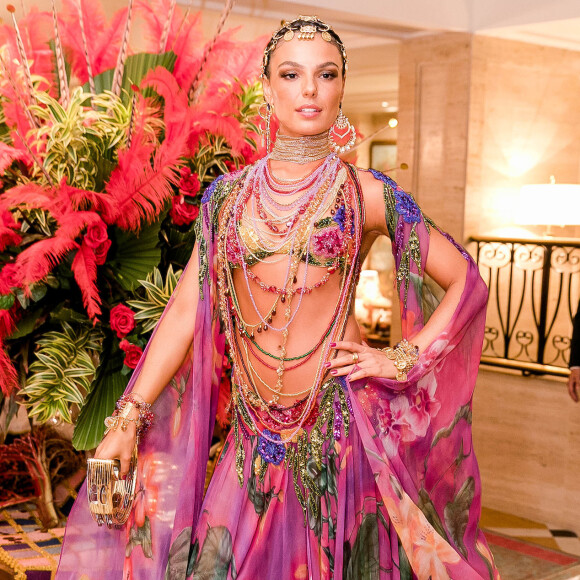 Isis Valverde brilhou no Baile do Copa 2018 com um look colorido e estampado