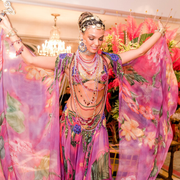 Isis Valverde no Baile do Copa, realizado no hotel Belmond Copacabana Palace, na Zona Sul do Rio de Janeiro, neste sábado, 10 de fevereiro de 2018