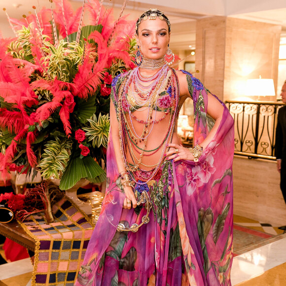 Isis Valverde brilhou como rainha do tradicional Baile do Copa, que teve como tema Gipsy Folie e as tradições ciganas, em 10 de fevereiro de 2018