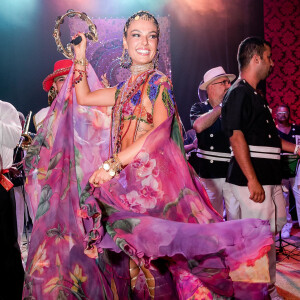 Isis Valverde brilhou como rainha do tradicional Baile do Copa, que teve como tema Gipsy Folie e as tradições ciganas, em 10 de fevereiro de 2018
