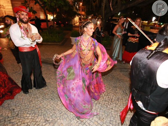 Rainha do tradicional Baile do Copa, Isis Valverde escolheu um maquiagem mais leve e com boca levemente rosada, criação feita em conjunto com os profissionais