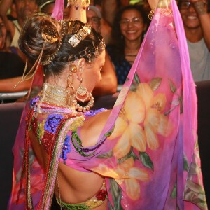 'Ele fez um desfile com uma linha cigana, uma coleção voltada para o mundo dos ciganos', conta Isis Valverde