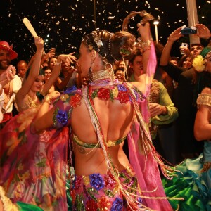 Isis Valverde brilhou como rainha do tradicional Baile do Copa, que teve como tema Gipsy Folie e as tradições ciganas, em 10 de fevereiro de 2018