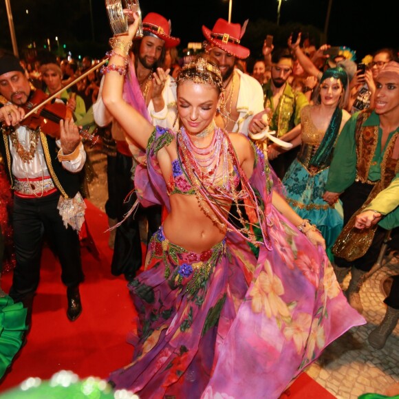 Isis Valverde brilhou como rainha do tradicional Baile do Copa, que teve como tema Gipsy Folie e as tradições ciganas, em 10 de fevereiro de 2018