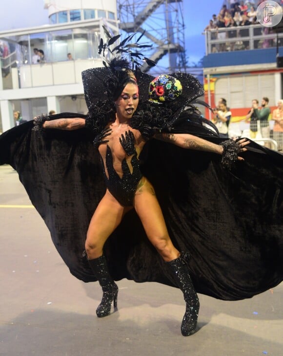 Madrinha de bateria, Dani Bolina desfilou de viúva negra pela Unidos de Vila Maria, em São Paulo, neste domingo, 11 de fevereiro de 2018