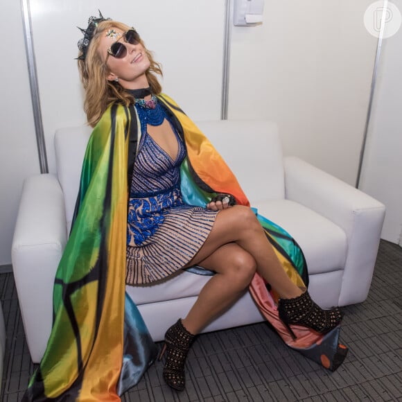 Paris Hilton exibiu o look colorido para os fotógrafos