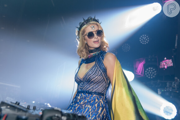 Paris Hilton foi fantasiada de borboleta para o Camarote Salvador