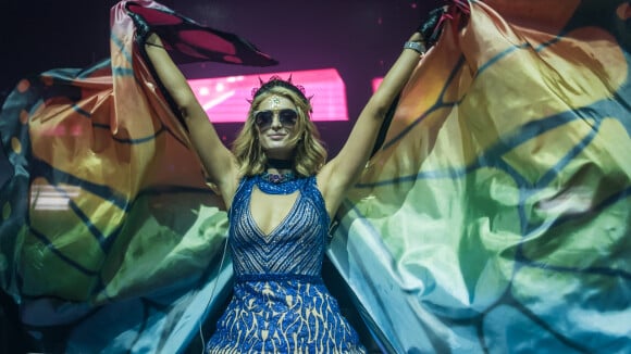 De borboleta, Paris Hilton faz show como DJ em camarote de Salvador. Fotos!