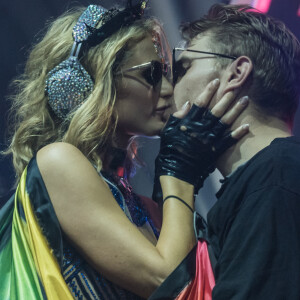 Paris Hilton trocou beijo com o noivo, o ator Chris Zylka, no Camarote Salvador