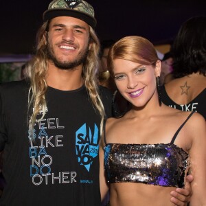 Isabella Santoni conferiu o show de Paris Hilton no Camarote Salvador ao lado do namorado, Caio Vaz