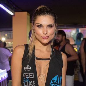 Flávia Vianna apostou em decote generoso para o show de Paris Hilton no Camarote Salvador