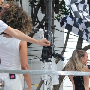 Claudia Leitte acenou com bandeira de Fórmula 1 em cima do trio