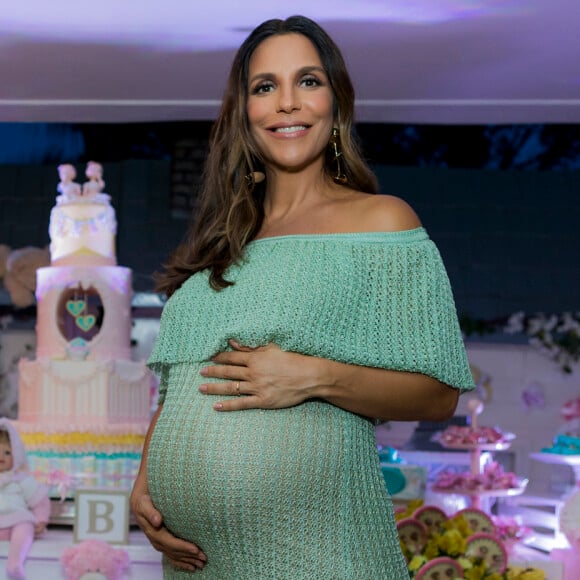 Ivete Sangalo já está no quarto com as filhas, Helena e Marina, em 11 de fevereiro de 2018