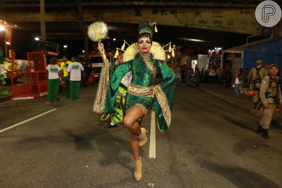 Quitéria Chagas usou quimono no desfile do Império Serrano sobre a China
