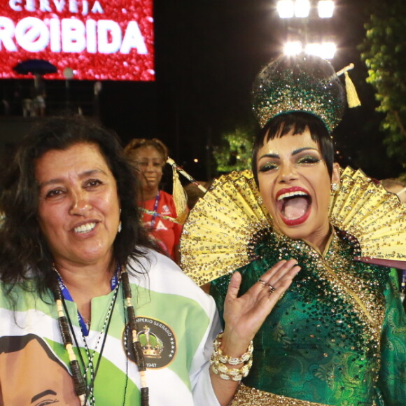 Quitéria Chagas se encontrou com Regina Casé na concentração da Sapucaí