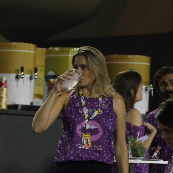 De folga na cobertura do carnaval da Globo, a jornalista Fernanda Gentil conseguiu uma brecha no trabalho para assistir aos desfiles das escolas de samba do grupo especial com a namorada, Priscila Montandon