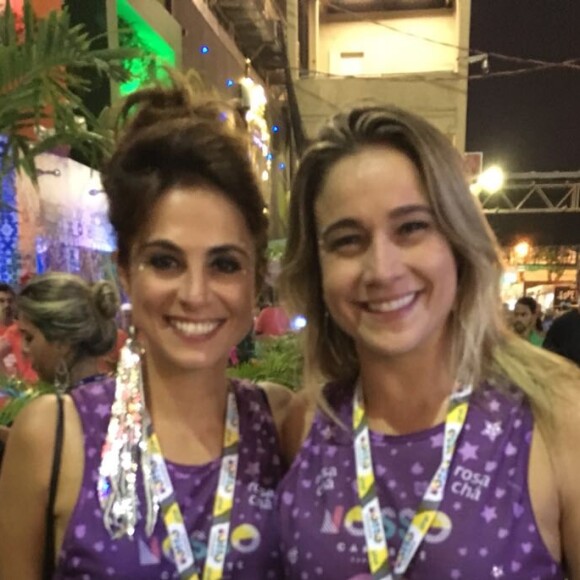 Fernanda Gentil se divide entre os camarotes com a namorada, Priscila Montandon, para encontrar a mãe e amigos em outros espaços