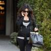 Kim kardashian é flagrada nas ruas de Los Angeles, mostrando as novas curvas em função da gestação
