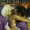 Sophie Charlotte e Daniel de Oliveira trocaram beijos no Nosso Camarote, na Sapucaí, neste domingo de carnaval, 11 de fevereiro de 2018