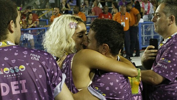 Sophie Charlotte e Daniel de Oliveira trocam beijos em camarote na Sapucaí
