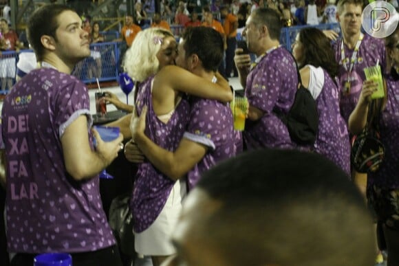 Sophie Charlotte beijou o marido, Daniel de Oliveira, em camarote na Sapucaí