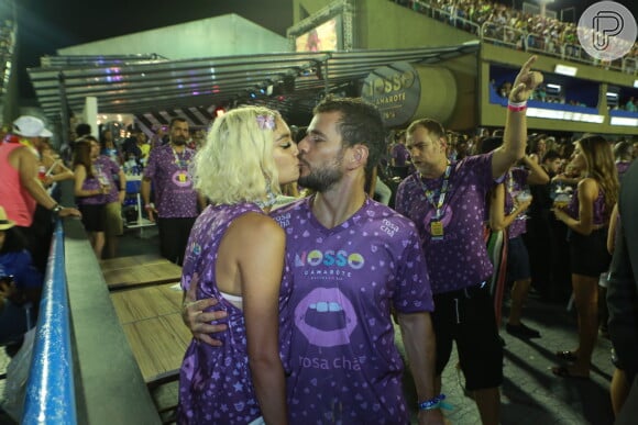 Sophie Charlotte e Daniel de Oliveira trocaram beijos em camarote