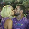 Sophie Charlotte e o marido, Daniel de Oliveira, trocaram beijos em camarote, neste domingo de carnaval, 11 de fevereiro de 2018