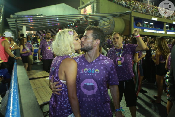 Sophie Charlotte e o marido, Daniel de Oliveira, trocaram beijos em camarote, neste domingo de carnaval, 11 de fevereiro de 2018