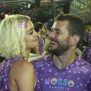Sophie Charlotte e o marido, Daniel de Oliveira, trocaram beijos em camarote, neste domingo, 11 de fevereiro de 2018