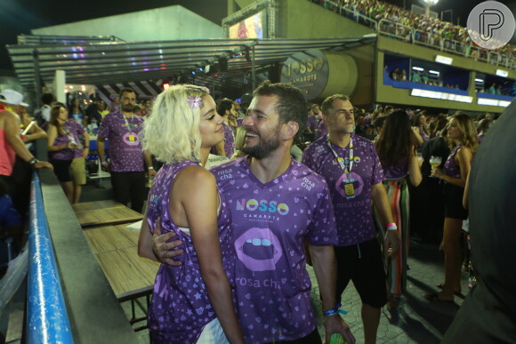Sophie Charlotte e o marido, Daniel de Oliveira, trocaram beijos em camarote, neste domingo, 11 de fevereiro de 2018