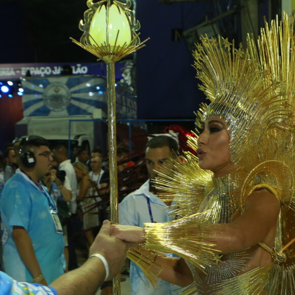 Sabrina Sato também tinha um cetro de luz em sua fantasia