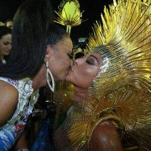 Selinho de rainhas! Sabrina Sato e Viviane Araújo se encontram na Sapucaí