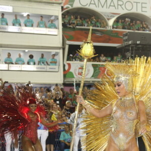 Sabrina Sato se divertiu e mostrou samba no pé como rainha de bateria da Vila Isabel