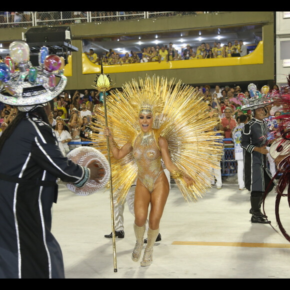 Sabrina Sato apostou em um body transparente e cavado à frente da bateria