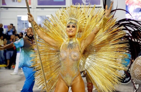 Sabrina Sato brilhou com look dourado no desfile da Vila Isabel na Sapucaí