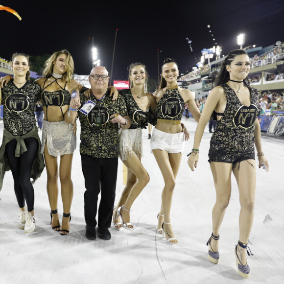 Laís Ribeiro, Adriana Lima, Carol Franceschini, Jasmine Tookes e Bárbara Fialho mostraram samba no pé na Marquês de Sapucaí