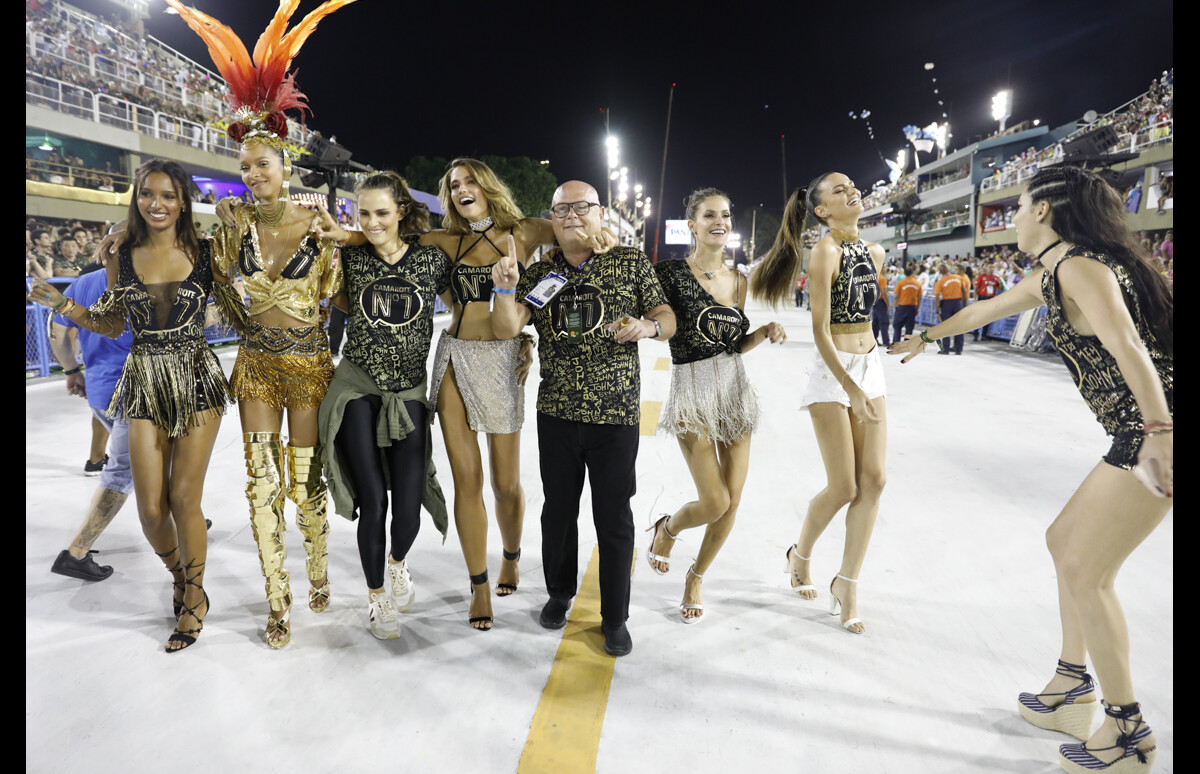 Modelos da Victoria Secret curtem camarote na Sapucaí, Carnaval 2018 no Rio  de Janeiro