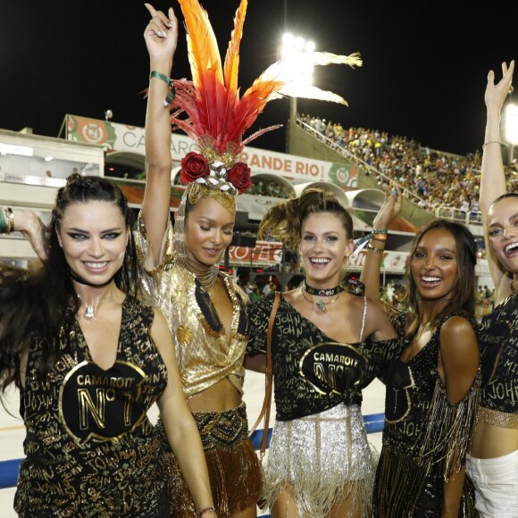 Laís Ribeiro, Adriana Lima, Carol Franceschini, Jasmine Tookes e Bárbara Fialho assistiram aos desfiles das escolas de samba do Grupo Especial
