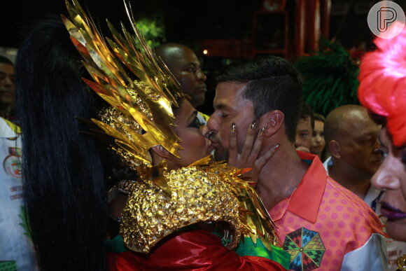 Juliana Paes trocou beijos com o marido, Carlos Eduardo Baptista, na concentração da Grande Rio, na madrugada desta segunda-feira, 12 de fevereiro de 2018
