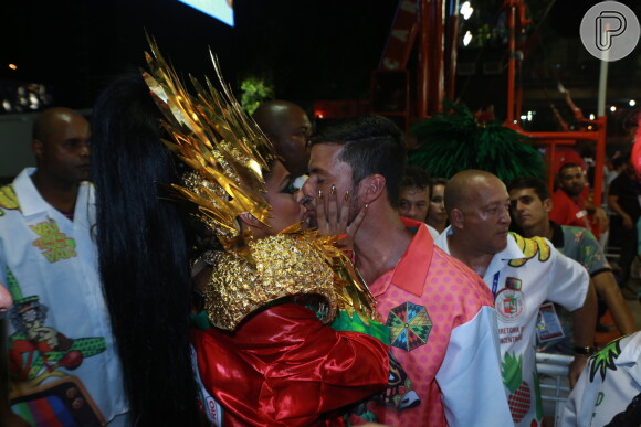 Juliana Paes e o marido, Carlos Eduardo Baptista, se beijaram na concentração da Grande Rio