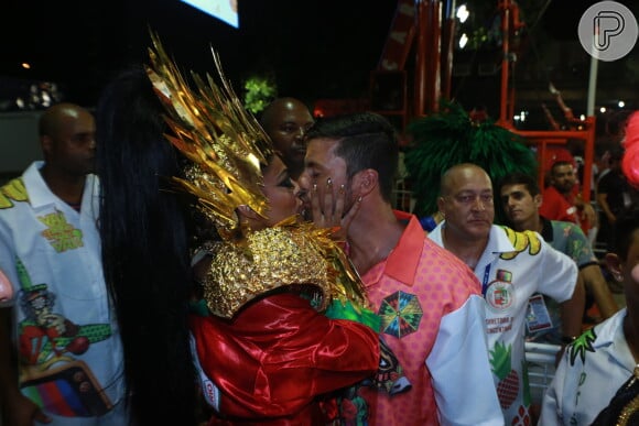 Juliana Paes e o marido, Carlos Eduardo Baptista, se beijaram momentos antes da atriz entrar na Sapucaí no desfile de carnaval da Grande Rio