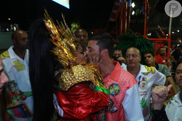 Juliana Paes, mulher de Carlos Eduardo Baptista, vai desfilar representando o Troféu Abacaxi no desfile da Grande Rio